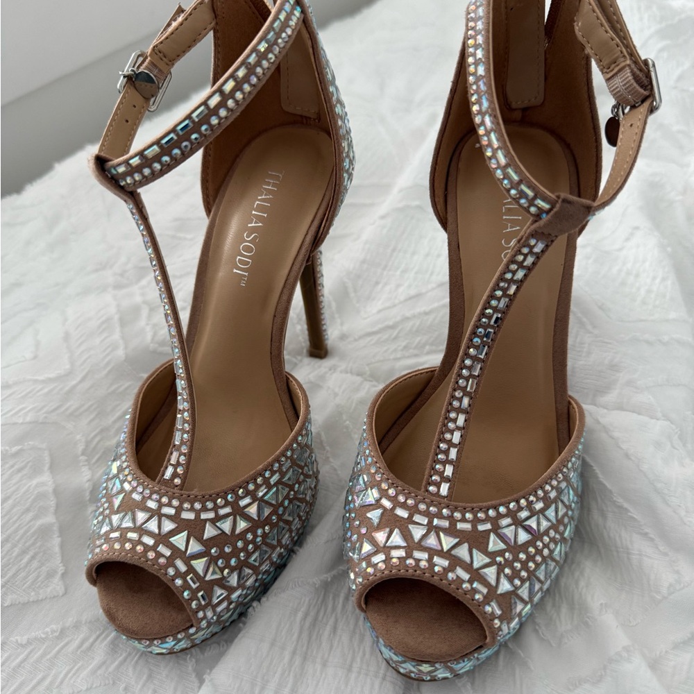 Thalia Sodi pumps